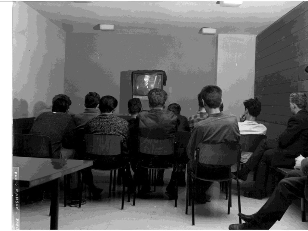 Jugendliche im SOS-Jugendhaus Egerdach, vor dem ersten Fernseher sitzend Jahr der