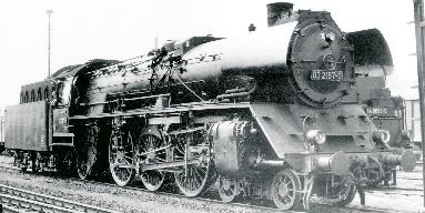Dampflokomotive BR 03 (Reko) mit Tender 2 2 T34 der DR. Ab 1969 rüstete das Raw Meiningen 03 081 und 03 151 als erste mit einem Reko-Kessel aus.