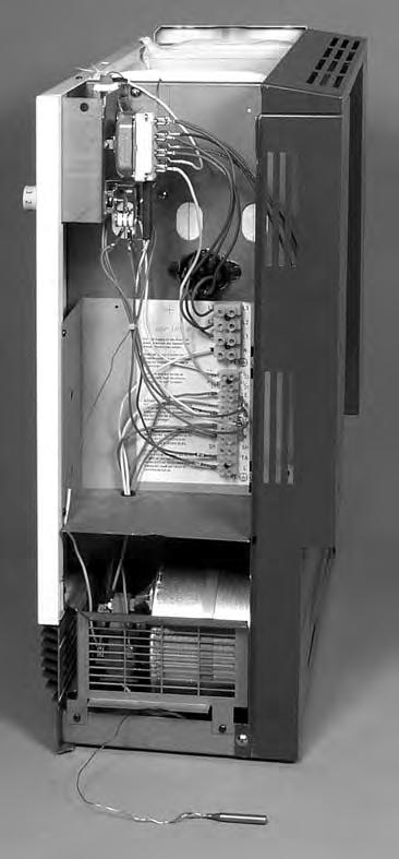 Montage und elektrischer Anschluss Kunststoff-Schaltblende mit beleuchtetem Wippenschalter und Anschlussleitungen von vorn in die Öffnung in der Vorderwand einknipsen.