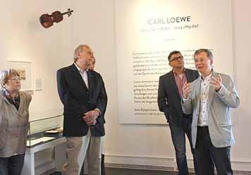 nacherlebbar. Abgerundet wurden die Führungen jeweils mit dem Abspielen von historischen Schellackplatten, darunter Die Uhr, gesungen von Richard Tauber im Dachgeschoss des Carl-Loewe-Hauses.