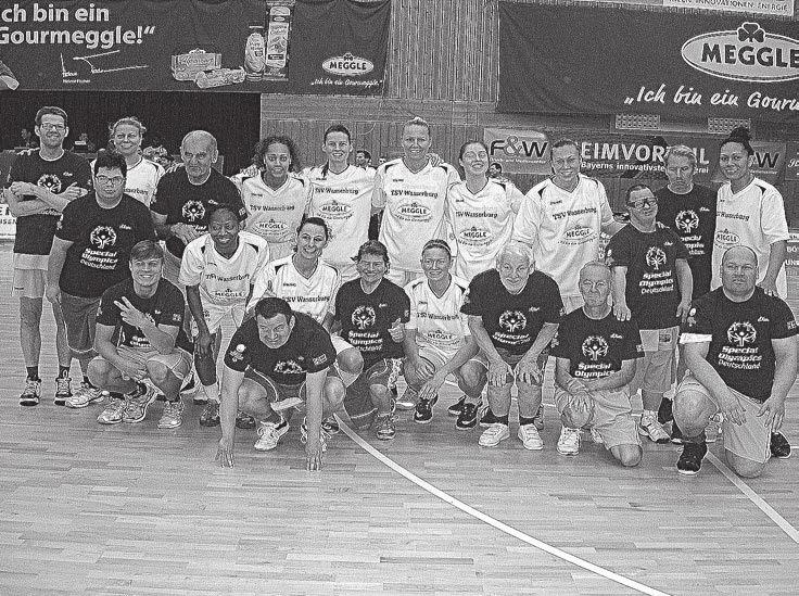Basketball Abteilung des SB/DJK Rosenheim gemeinsam mit ihren Betreuern einen unvergesslichen Abend in der Hölle des Südens, der Wasserburger Badria-Halle.
