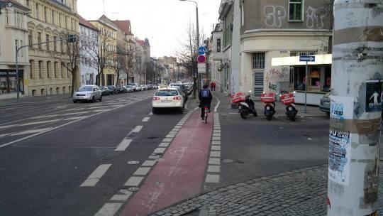 Dies ist in der o. g. Straße nicht gegeben. Im Gegenteil führt die Anordnung eines gemeinsamen Fußund Radweges in der Bernburger Straße zu zusätzlichen Gefährdungen.