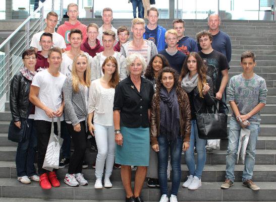 B E R L I N Im Oktober kam die letzte BPA-Gruppe in diesem Jahr nach Berlin. Bunt gemischt: Sänger, Jugend - parlament und Lehrer.