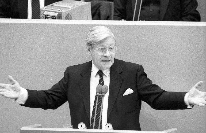 17 Helmut Schmidt im Deutschen Bundestag. Deutscher Bundestag / Presse-Service Steponaitis Trauer um unseren Helmut Schmidt Am 10.