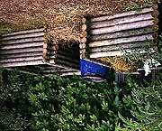 Kompostieren auf dem Kompostsilo Wählen Sie zum Aufstellen des Kompostsilos, das aus Holz oder Drahtgeflecht hergestellt sein kann, einen schattigen Platz aus.