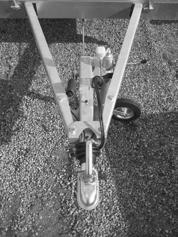 Auflaufeinrichtung Humbaur Stützrad Stecker Elektrik Kugelkopfkupplung Handbremshebel Stützrad Zum Anziehen der Handbremse ziehen Sie den Handbremshebel, bis er senkrecht nach oben steht.