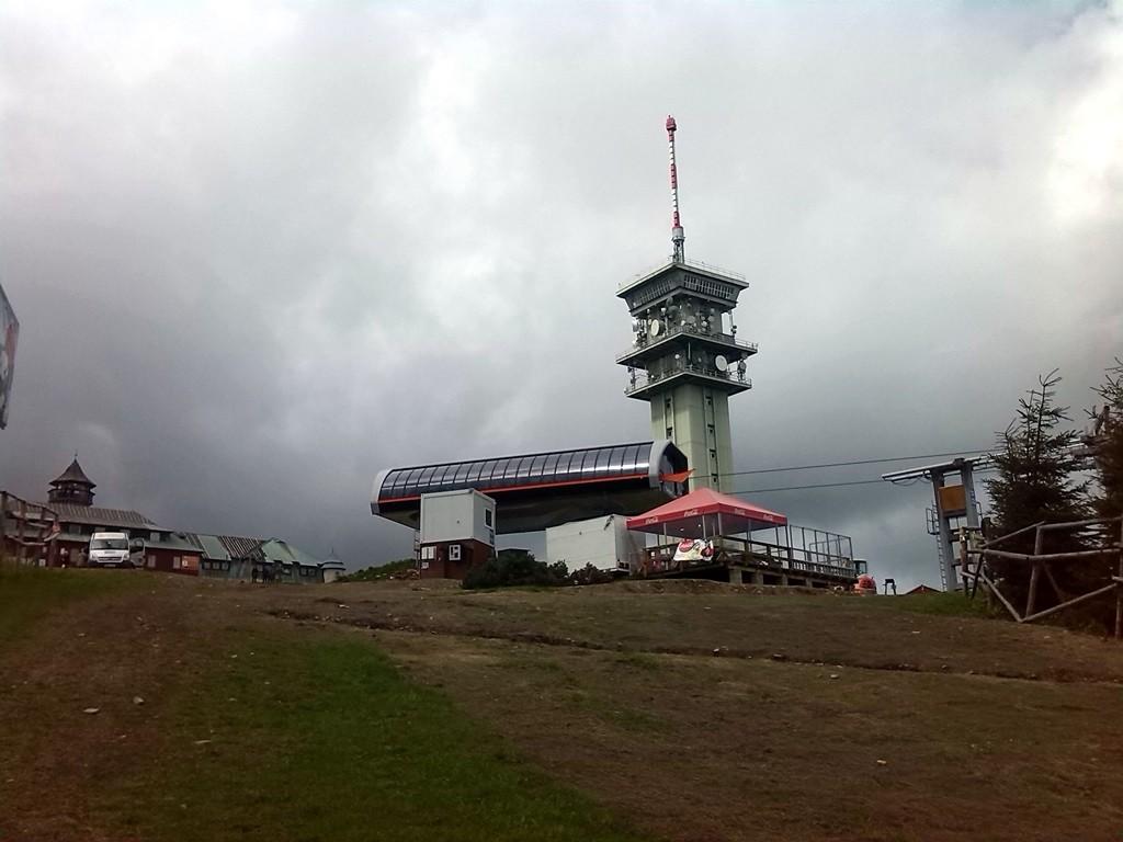 Etwas später nach einem guten Anstieg, sahen wir links vom Fichtelberg den Keilberg auf tschechischer Seite, der sogar höher ist als der Fichtelberg, und ist damit der höchste Berg im