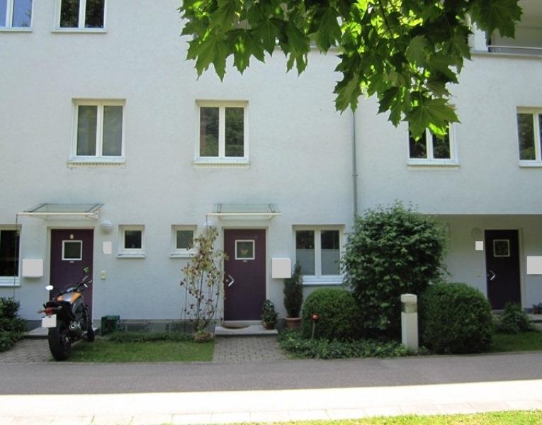 VERMIETUNG Haus im Haus Ansprechende 3 Zi.-Maisonette-Wohnung mit verbundenem Hobbyraum und Südgarten in 85630 Grasbrunn bei München Wohnfläche: ca. 87,20 m² Grundstücksfläche: ca. 20 m² Baujahr: ca.