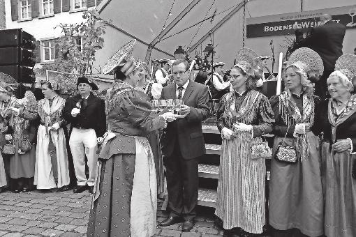 besucht. Bürgermeister Dr. Martin Brütsch lag bei seiner Begrüßungsansprache sicher richtig mit seiner Feststellung, dass das Bodensee Weinfest eines der schönsten und beliebtesten dieser Feste sei.