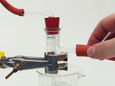 Durchführung Durchführung Ablauf Schließe die Wasserstrahlpumpe über den Vakuumschlauch an den Ansatzstutzen des Reagenzglases an (Abb. 4) und stelle einen milden Unterdruck ein. Abb.
