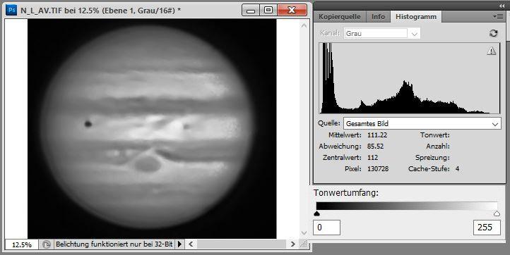 Im rechten Bild wurden alle Pixel so belichtet, dass sie einen weißen Ton wiedergeben und den maximalen Tonwert von 255 erreichen. Der Balken im Histogramm ist daher ganz rechts.