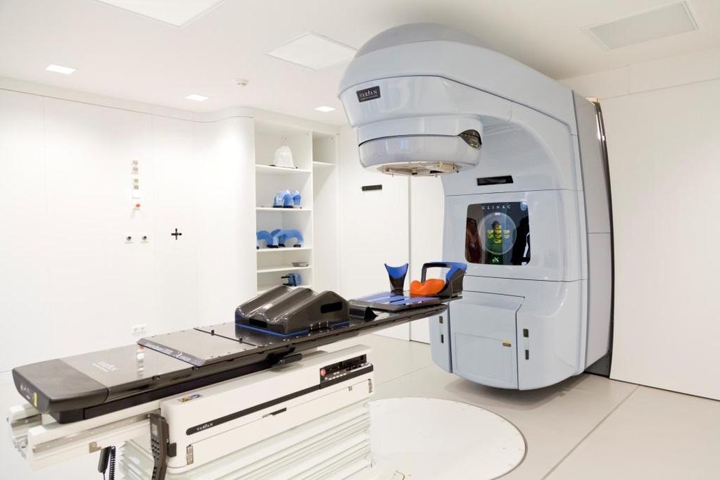 Bereits nach dem Planungs-Computertomogramm werden durch die MTRA (Medizinisch technische Röntgen Assistenten) direkt auf dem Körper oder der Bestrahlungsmaske Markierungen angebracht.