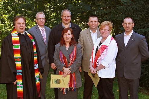 Nach einem besonderen Gottesdienst mit Herrn Pfarrer Scheipner lud der Kirchenvorstand Dannhausen Konfirmanden und Angehörige zu einem Sektempfang vor der Kirche ein.