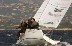 de Auf Sardinien kämpft das IMMAC Sailing Team in 2005 bei der Weltmeisterschaft der Beneteau 25. Das bekannte Starkwindrevier um Porto Rotondo ist berüchtigt und fordert den Crews alle Kräfte ab.
