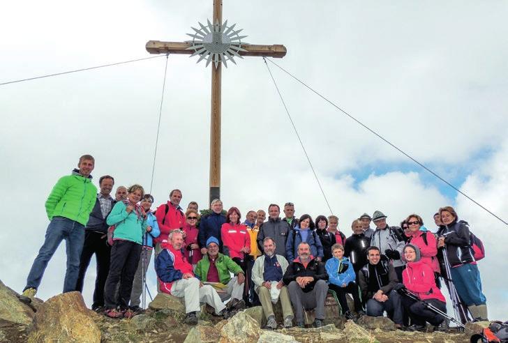KURZ GESAGT Neues Gipfelkreuz Am Heiligen Abend 2014 brachte ein Hubschrauber ein neues Gipfelkreuz auf den 2.512 Meter hohen Gitschberg. Am vergangenen 13. September wurde es feierlich eingeweiht.