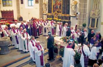 Der hoch angesehene Priester wurde vom Pfarrchor durch Darbietung eines Requiems, von der Musikkapelle Teis durch drei musikalische Beiträge in der Kirche sowie von der Bürgerkapelle Sand in Taufers