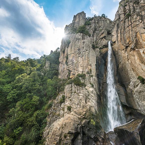 Touren und Ausflüge 109 Die kurze Wanderung zum höchsten Wasserfall Korsikas, Piscia di Gallo ( S. 108), ist sehr beliebt und gut geignet für Familien mit Kindern.
