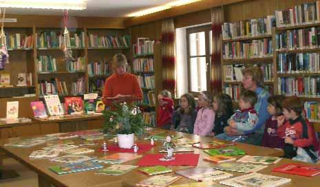 Im Bild unten Tobias Peintner Besuch der Vorschulkinder in der Bibliothek Maria Pichler beim Vorlesen Ende Jänner besuchten uns die Vorschulkinder mit ihren Betreuern in der Bibliothek.