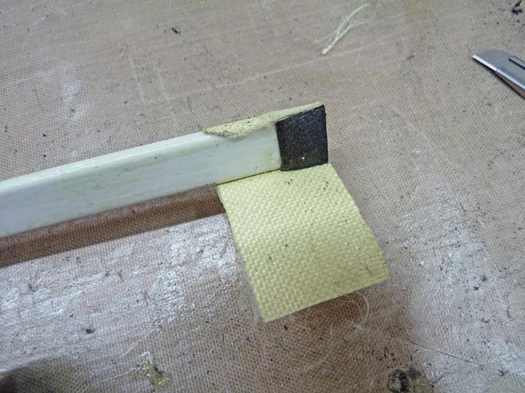 1. Schaumstoff kleben und schneiden Schritt 1: Da die Klinge schon vorbereitet ist, geht es mit dem Griff des Schwertes los.