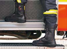 Feuerwehrschutzkleidung). Die abgebildete Bestreifung an Schutzjacke und Schutzhose (links) nach der Norm DIN EN 469:2006 dient der besseren Erkennbarkeit.
