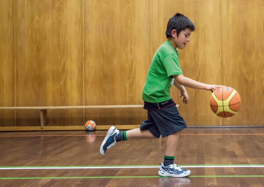 Aufgabe: Prellen Einen Ball kontrolliert prellen können. Das Kind steht hinter der ersten Markierung und prellt mit dem kleinen Basketball im Korridor zur Endmarkierung ohne den Ball zu verlieren.