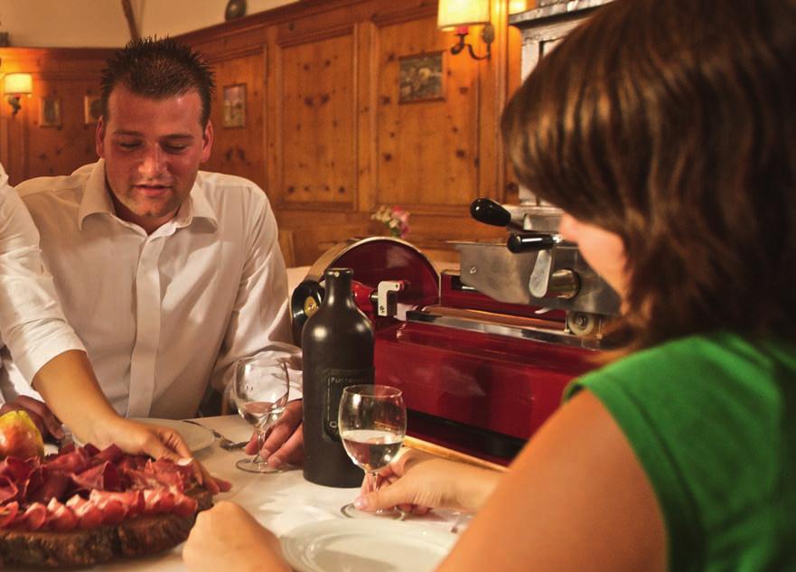 Handwerk und Tradition Das Zusammenspiel von erlesenem Rohmaterial, althergebrachten Rezepten und fachkundiger Verarbeitung ist die Basis für unser exquisites Trockenfleisch.