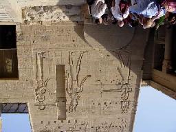 So... Ein Tempel steht heute Vormittag noch auf dem Programm. Der Philae oder Isis Tempel auf der Insel Angilika. Mit kleinen Motorbooten werden wir auf die Insel gefahren.