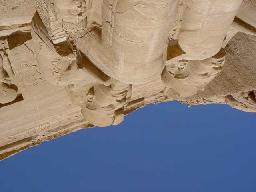 Zuerst gehen wir zum kleinen Tempel von Nefertari. Von außen sieht er ja beeindruckend aus. Das Innere ist nicht so spektakulär.