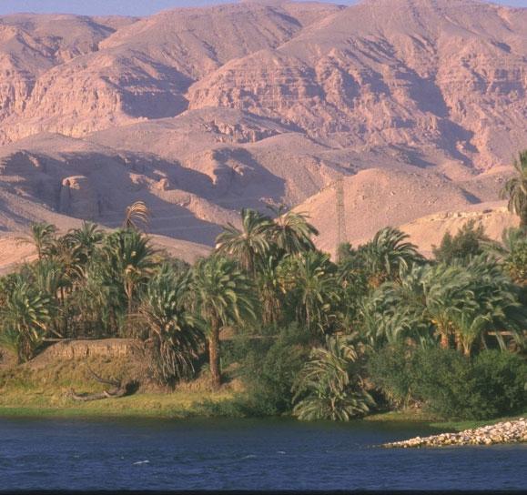 Als fruchtbares grünes Band zieht der Nil eine nur wenige Kilometer breite, von Palmen, Eukalyptusbäumen und Papyruspflanzen gesäumte Oasenlinie in den versengten Sand.