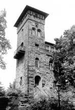 Die Bäume müssen damals noch sehr jung gewesen sein, denn erst 1928, als diese nun doch die Aussicht behinderten, erhielt der Turm einen 10 Meter hohen Aufbau (siehe Abb.