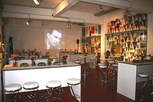 Zahlreiche von bekannten Persönlichkeiten des Sports signierte Objekte aus der Keller-Bar Kurt Brummes verleihen diesem Raum eine ganz besondere Atmosphäre.