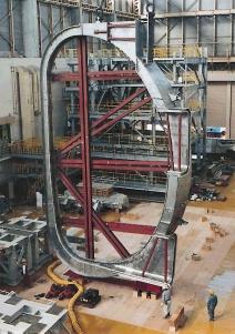 Prototyp der Hälfte eines Plasmagefäß- Sektors in Originalgröße - nach dem ITER-Entwurf von 1998 - hergestellt in Japan Foto: ITER Mitte des Jahres 2001vorgelegten Entwurf für ITER-FEAT (Fusion