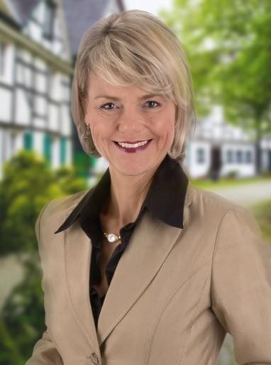 Grußwort der Bürgermeisterin Dr. Claudia Panke 3 Liebe Neuankömmlinge, Sie sind aus einer Notsituation zu uns nach Deutschland gekommen.