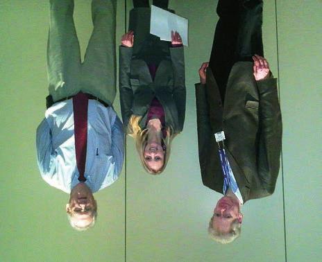 MITTEILUNGEN 2/14 Zufriedene Akteure bei der Verleihung des ABC Best Paper Award 2013 im Rahmen der Pittcon (von links nach rechts): ABC Herausgeber Stephen Wise, Sherrie Elzey und Springer Executive