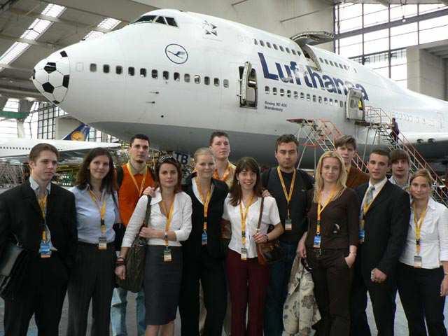 2. Management-Ausbildung Betriebsbesichtigung bei der Lufthansa Wir bieten ein umfangreiches Förderprogramm von exzellenter Qualität: 2x 5 Tage Mummert-Campus in der vorlesungsfreien Zeit 4-5 Monate