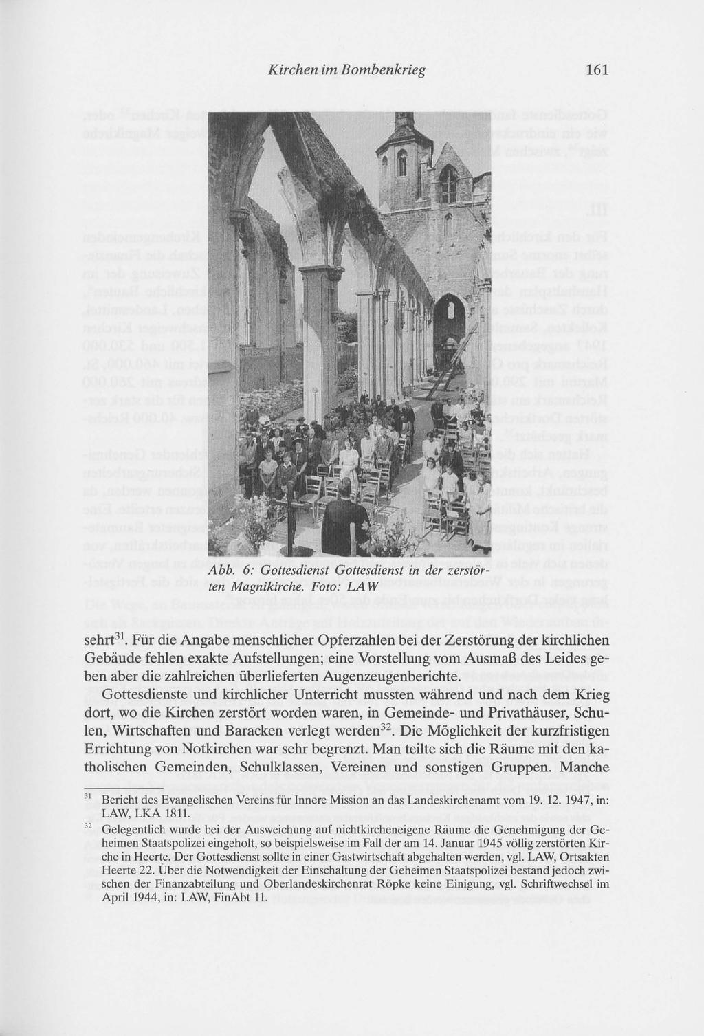 Kirchen im Bombenkrieg 161 Abb. 6: Gottesdienst Gottesdienst in der zerstörten Magnikirche. Foto: LA W sehrt 31.