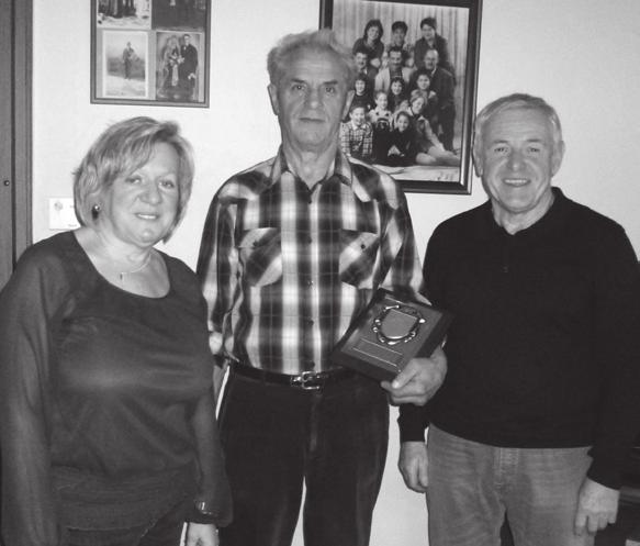 Karin Schön (links) und Heinz Schweikert (rechts) überraschten Karl Niedermann (Mitte) zu seinem 75. Geburtstag mit der Ernennung zum Ehrenmitglied des SV Barthelmesaurach.