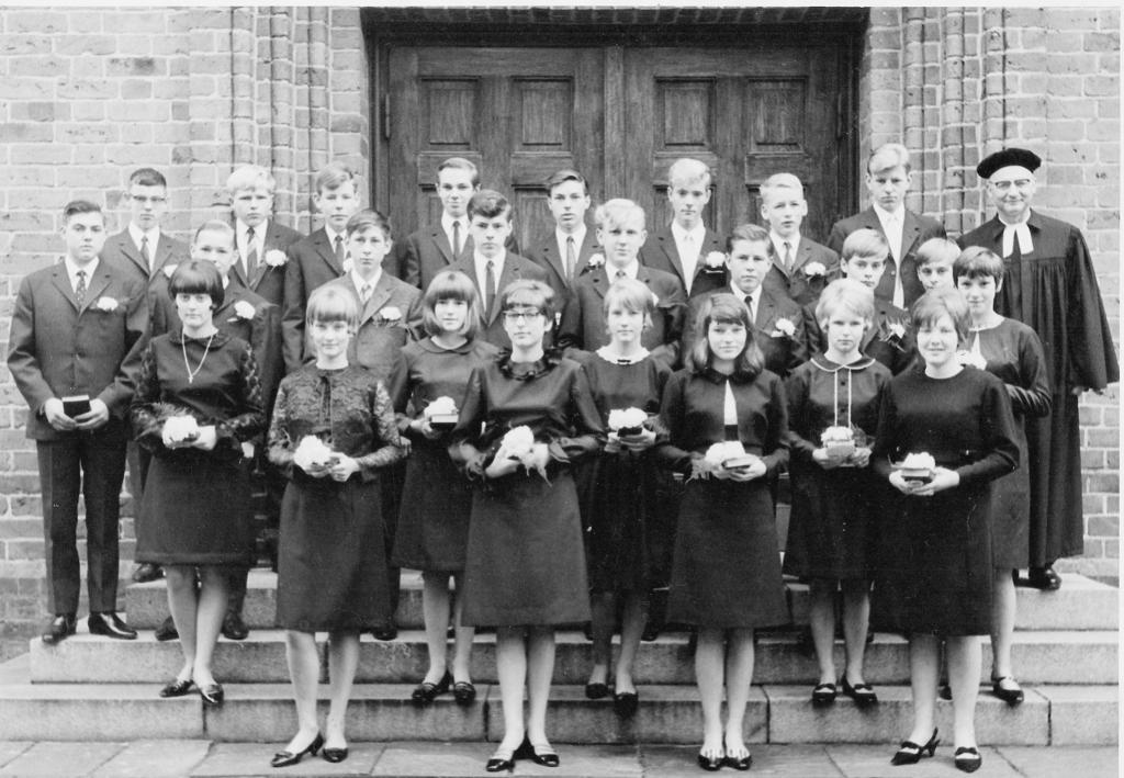 Konfirmation Oktober 1966 1. Reihe, jeweils von links: Hannelore Jahnke, geb. Thies, Gertrud Lorenz, geb. Niehus, Frauke Erich, geb. Tesdorf (verstorben), Maren Nagel, geb. Stahn 2.
