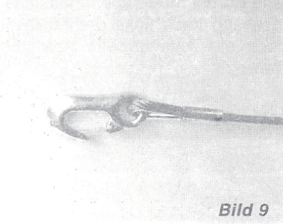 Der Karabinerhaken (Bild 9) muss vorschriftsmäßig mit Seilkausche und Pressklemme mit dem Drahtseil verpresst sein.