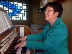 Susanne Karras Ich wuchs in einem musikalischen Pfarrhaus in Niedersachsen auf, und so bekam ich schon als Kind die Möglichkeit, erst das Flötenspielen zu lernen, danach bekam ich Klavierunterricht