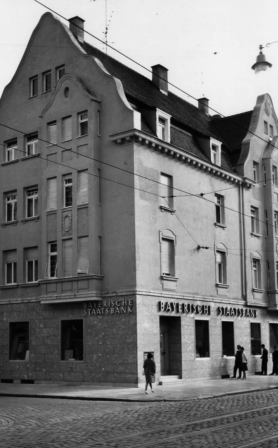 10 Geschichte der HypoVereinsbank Augsburg In Augsburg-Lechhausen eröffnete die Staatsbank am 11.