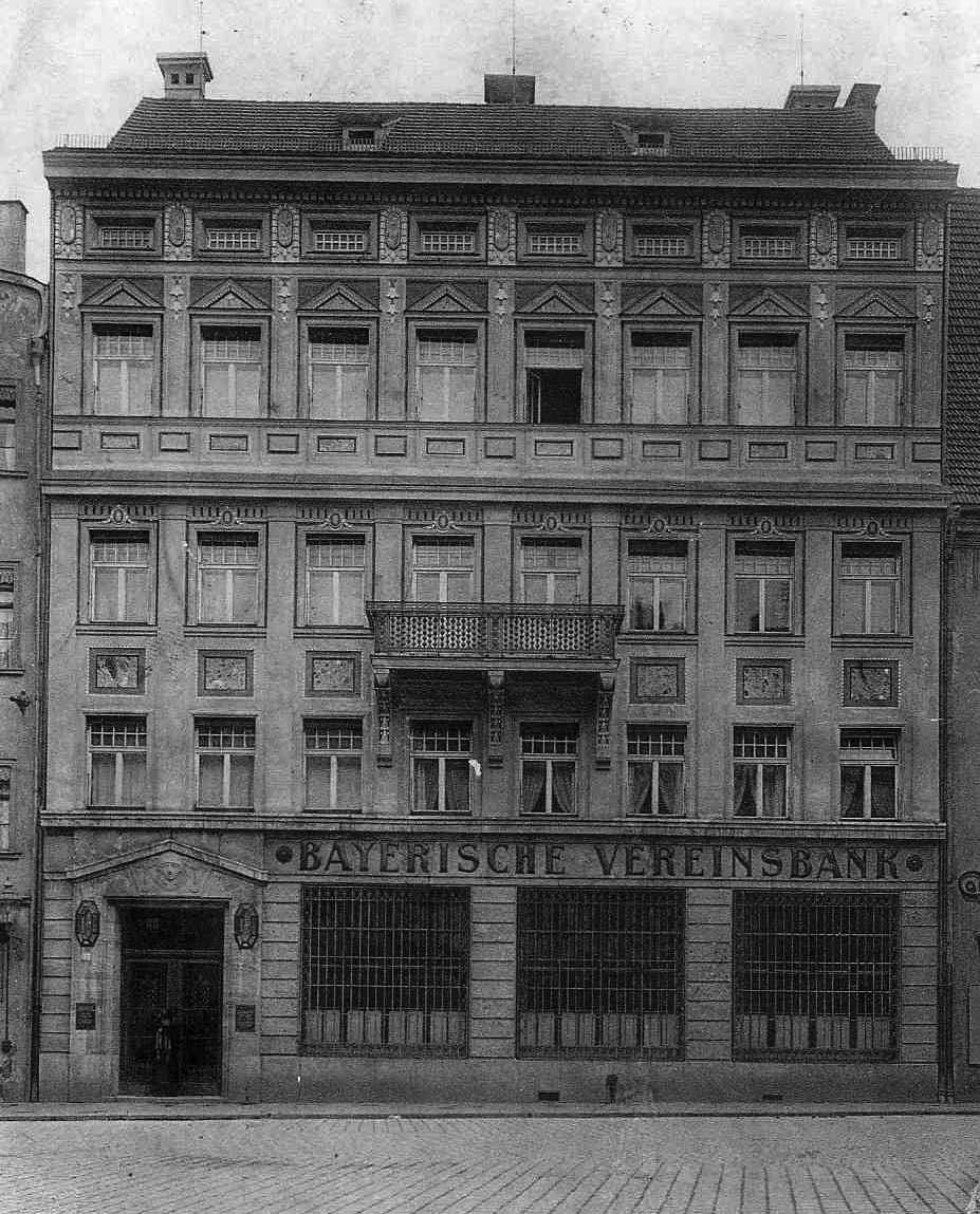 Geschichte der HypoVereinsbank Augsburg 11 Die Bayerische Vereinsbank in Augsburg Mit der Fusion von 1971 wurde die BV neben der Hypo-Bank zu einer der größten Banken Bayerns.