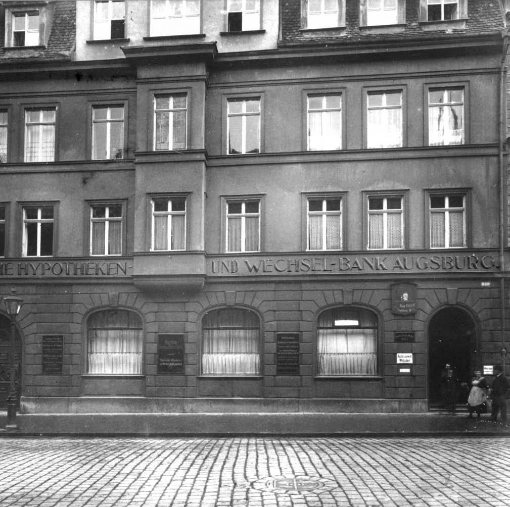 Geschichte der HypoVereinsbank Augsburg 5 Während des Zweiten Weltkrieges wurde Augsburg mehr als zehnmal von den Alliierten bombardiert. In der Nacht vom 25. zum 26.