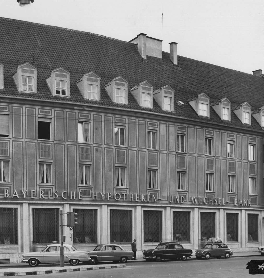 6 Geschichte der HypoVereinsbank Augsburg Außenansicht der Hypo-Bank-Filiale in der Augsburger Ludwigstraße 3 5 aus dem Jahr 1957, Grundlegend verändert hatte sich auch die Filialpolitik der