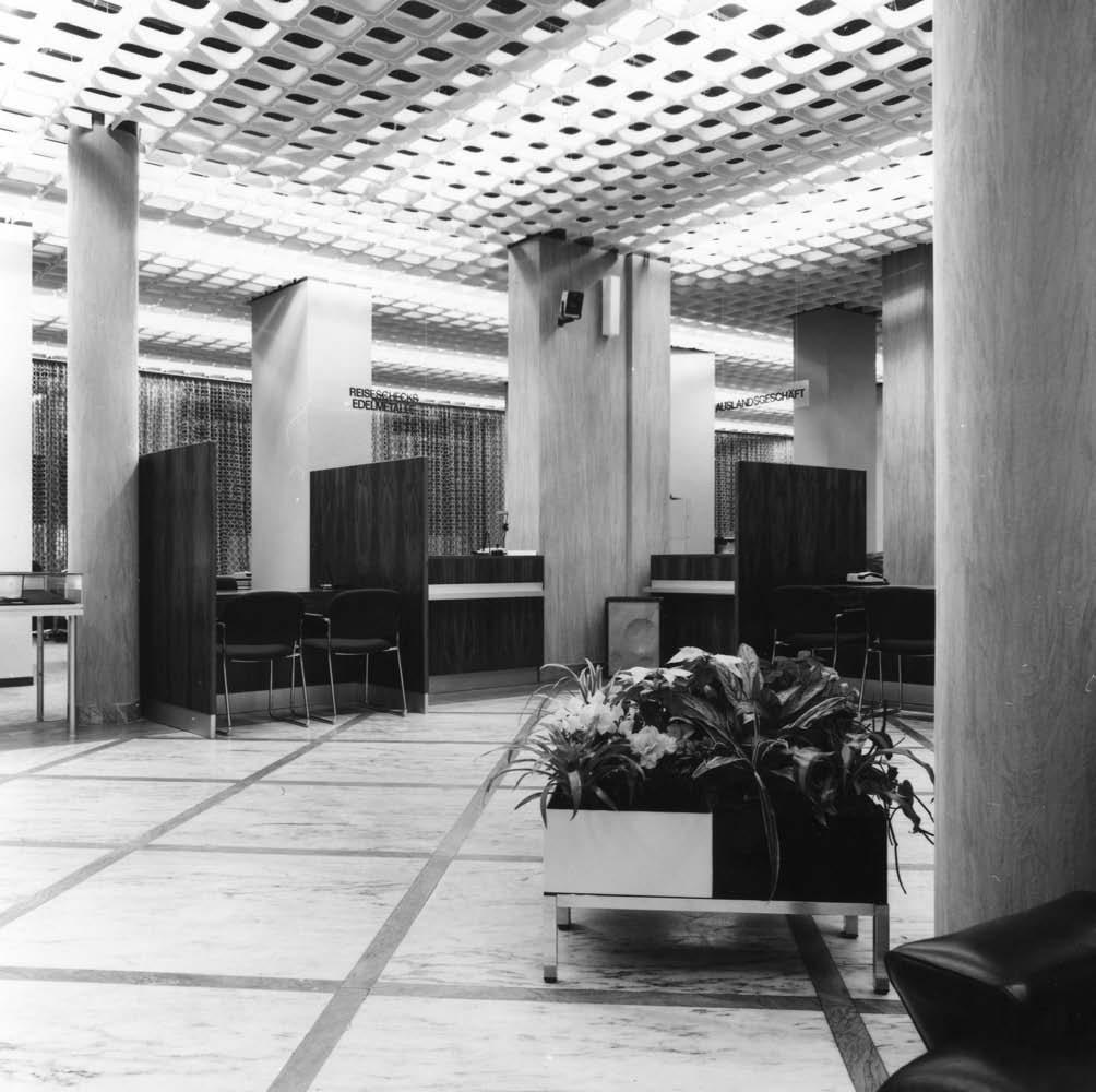 Die Wege für den Kunden zu seiner Bank sollten so verkürzt werden. Am 5. Oktober 1960 war es auch in Göggingen so weit. Die Hypo-Bank eröffnete zunächst eine Filiale in der Hauptstraße 30.