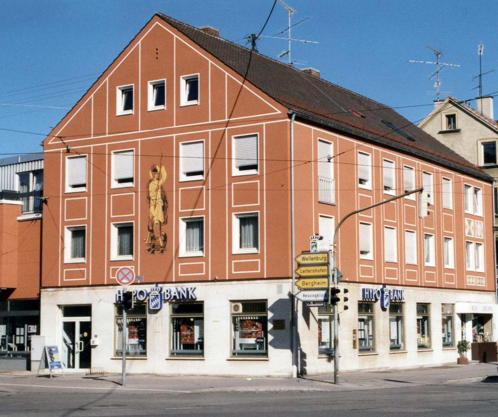 Geschichte der HypoVereinsbank Augsburg 7 In Pfersee begrüßte die Hypo-Bank-Filiale ihre Kunden ab dem 22. Oktober 1962 in der Augsburger Straße 34.