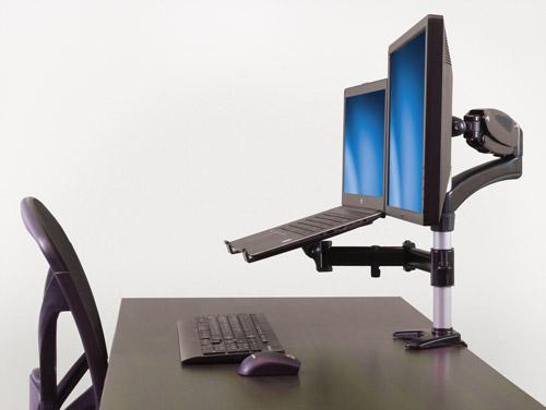Er ist mit einem integrierten Ständer ausgestattet, der den Laptop oberhalb des Schreibtisches auf Höhe des anderen Displays hält.