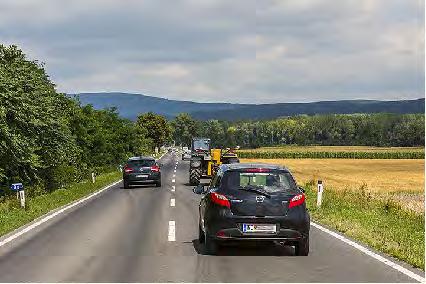 das linke Gleis zum Geradeausfahren benützen, das rechte Gleis nur zum Einbiegen nach links Frage-GW: 2480, 2481 3 Der PKW fährt mit etwa 20 km/h einem Radfahrer nach. Wie werden Sie sich verhalten?