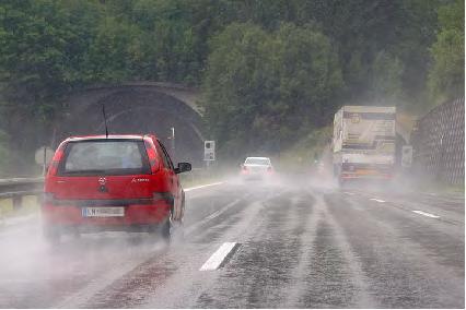 Beim Befahren von Brücken Beim Befahren von Walddurchfahrten Beim Durchfahren von Alleen Beim Fahren in dicht besiedelten Gebieten Sie kommen zu einer besonders rutschigen Straßenstelle.