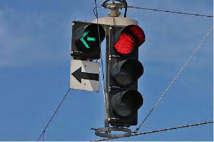 Frage-GW: 757, 2064 3 Was bedeutet das Lichtzeichen der Ampel? Freie Fahrt. Ich darf in alle Richtungen weiterfahren Freie Fahrt. Ich darf nur links einbiegen Freie Fahrt.